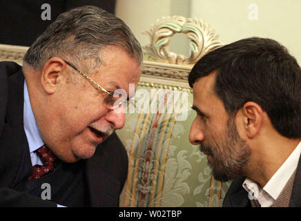 Die irakischen Präsidenten Jalal Talabani (L) Gespräche mit dem iranischen Präsidenten Mahmud Ahmadinedschad während einer Abschiedszeremonie in Teheran am 29. November 2006. (UPI Foto) Stockfoto