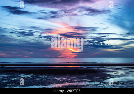 Die Morgensonne Licht in das Meer. Stockfoto