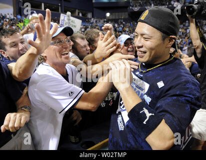 Tampa Bay Rays zweite Basisspieler Akinori Iwamura feiert mit Fans nach dem Strahlen die Boston Red Sox 3-1 besiegt der American League Meisterschaft an der Tropicana Field in St. Petersburg, Florida am 19. Oktober 2008 zu gewinnen. Die Strahlen werden die Philadelphia Phillies in Ihren ersten World Series aussehen. (UPI Foto/Kevin Dietsch) Stockfoto