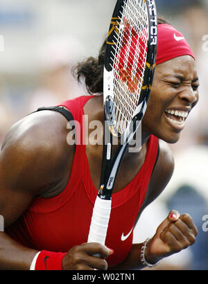 Serena Williams, der Vereinigten Staaten, vierte Samen, reagiert, nach einem Sieg gegen Dinara Safina aus Russland, 6. Saatgut, während das Halbfinale bei den US Open Tennis Championship am US National Tennis Center am 5. September 2008 in Flushing Meadows, New York. Williams gewann 6-3, 6-2. (UPI Foto/Monika Graff) Stockfoto
