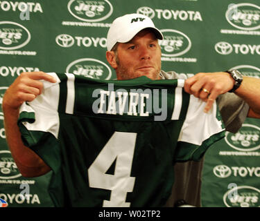 Brett Favre, seiner New-Jersey Holding, Adressen, die das Medium nach dem während einer Pressekonferenz am Cleveland Browns Stadium in Cleveland, Ohio am 7. August 2008 zu den New York Jets aus der Green Bay Packers, die gehandelt werden. (UPI Foto/Stephanie Krell) Stockfoto