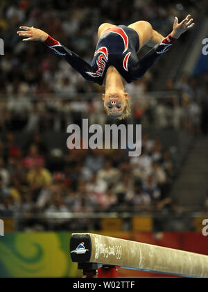 Amerikanische Turnerin Shawn Johnson geht durch ihr Programm auf dem Lichtstrahl des Frauen sieht während der Frauen Beam endgültig, an der National Indoor Stadium, 19. August 2008, bei den Olympischen Sommerspielen in Peking, China. Johnson die Goldmedaille gewann, mannschaftskamerad Nastia Liukin gewann das Silber und Chinas Cheng Fei die Bronze gewann. (UPI Foto/Mike Theiler) Stockfoto