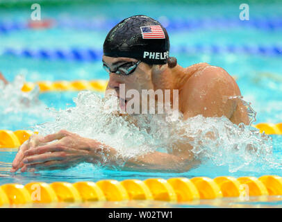 Die USA Michael Phelps Kräfte durch das Wasser in der Brust Teil der Männer 200 Meter einzelnen Medley am National Aquatics Center bei den Olympischen Sommerspielen in Peking am 15. August 2008. Phelps gewann seinen sechsten Goldmedaille der Spiele in der Weltrekordzeit von 1:54.23 (UPI Foto/Pat Benic) Stockfoto