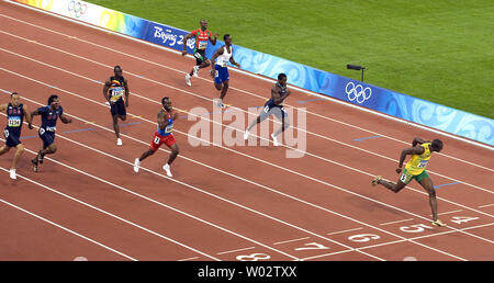Jamaikaner Usain Bolt sprintet (R) An der Ziellinie die Goldmedaille und einen neuen Weltrekord von 19,30 Sekunden im 200 m-Finale am 20. August 2008. Schraube hat der zweite Mann in der Geschichte werden zu fegen, die 100 m und 200 m zur gleichen Olympischen Spiele. Niederländische Antillen" Churandy Martina wurde Zweiter in 19.82 (Spur 7), USA Shawn Crawford Dritter in 19,96 (Spur 4), USA Walter Dix Vierter in 23,93 (Spur 8), Simbabwes Brian Dzingai fünfte in 20.22 fertig (Spur 6), Großbritanniens Christian Malcolm sechste beendete in 20.40 (Spur 3), Saint Kitss und Nevis' Kim Collins f Stockfoto