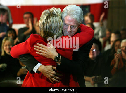 Der ehemalige Präsident Bill Clinton umarmt seine Frau demokratischen Präsidentschaftskandidaten Senator Hillary Clinton (D-NY) während einer Kampagne stop an McClure North High School in Florissant, Missouri am 19. Januar 2008. Hillary Clinton besiegte Barack Obama in einem engen Nevada primäre Caucus bereits am 19. Januar. Missouri ist eine Taste am 5. Februar primären Zustand und wird als Toss-up zwischen Clinton und Obama. (UPI Foto/Rechnung Greenblatt) Stockfoto