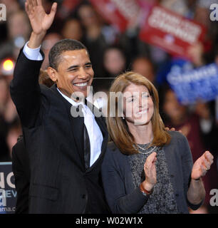 Demokratische Präsidentschaftskandidaten Senator Barack Obama (D-IL) (L) Wellen mit Caroline Kennedy, Tochter des verstorbenen Präsidenten John Kennedy, als er empfängt Präsidenten Aufschriften von Senator Edward Kennedy (D-MA), Rep. Patrick Kennedy (D-MA) und Caroline auf der Kundgebung an der Amerikanischen Universität in Washington am 28. Januar 2008. Ted Kennedy's Unterstützung wurde von allen drei der demokratischen Präsidentenkämpfer gesucht. (UPI Foto/Pat Benic) Stockfoto