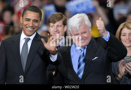 Demokratische Präsidentschaftskandidaten Senator Barack Obama (D-IL) (L) Lächeln, als er Präsidentschaftswahlen Aufschriften von Senator Edward Kennedy (D-MA) (2 R), Rep. Patrick Kennedy (D-MA) (2 L) und Caroline Kennedy, Tochter des verstorbenen Präsidenten John Kennedy, auf einer Kundgebung an der Amerikanischen Universität in Washington am 28. Januar 2008 erhält. Ted Kennedy's Endorsement durch alle drei der demokratischen Präsidentenkämpfer gesucht. (UPI Foto/Pat Benic) Stockfoto