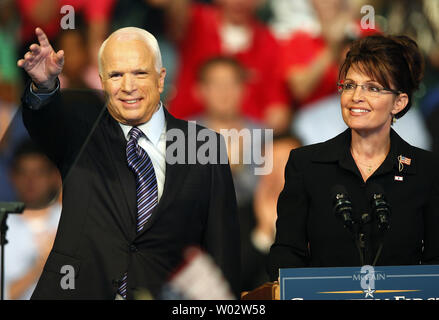 Republikanische vermutliche Präsidentenkandidat Senator John McCain (R-AZ) stellt Alaska reg. Sarah Palin (R) als seine laufenden Gehilfen während einer Kampagne stop in Dayton, Ohio am 29. August 2008. (UPI Foto/John Sommers II) Stockfoto