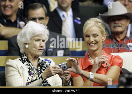 Cindy McCain (R), die Gattin des vermutlichen republikanischen Präsidentenkandidat Senator John McCain, und seine Mutter Roberta an der zweiten Tag der Republican National Convention in der Xcel Energy Center in St. Paul, Minnesota am 2. September 2008. (UPI Foto/Brian Kersey) Stockfoto