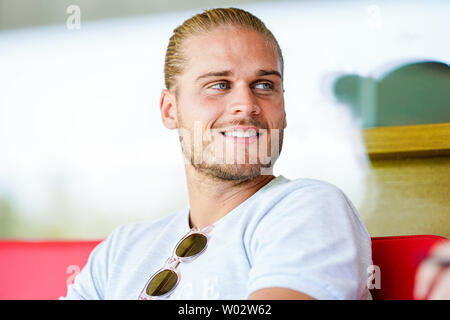 Sandhausen, Deutschland. 25. Juni 2019. Rurik Gislason, Spieler der zweiten Abteilung Fußball Team SV Sandhausen, sitzt auf dem Stadion Haupttribüne während eines Gesprächs. Gislason vom SV Sandhausen wurde Weltberühmt vor einem Jahr. Nicht weil er lieferte sensationelle Leistungen für Island bei der WM in Russland, aber wegen seines Aussehens. (Dpa' ein Jahr nach dem Hype: Das neue Leben der "schön" rurik Gislason') Credit: Uwe Anspach/dpa/Alamy leben Nachrichten Stockfoto