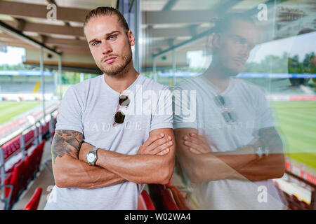 Sandhausen, Deutschland. 25. Juni 2019. Rurik Gislason, Spieler der zweiten Abteilung Fußball SV Sandhausen, steht auf dem Stadion Haupttribüne. Gislason vom SV Sandhausen wurde Weltberühmt vor einem Jahr. Nicht weil er lieferte sensationelle Leistungen für Island bei der WM in Russland, aber wegen seines Aussehens. (Dpa' ein Jahr nach dem Hype: Das neue Leben der "schön" rurik Gislason') Credit: Uwe Anspach/dpa/Alamy leben Nachrichten Stockfoto