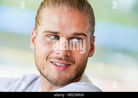 Sandhausen, Deutschland. 25. Juni 2019. Rurik Gislason, Spieler der zweiten Abteilung Fußball Team SV Sandhausen, sitzt auf dem Stadion Haupttribüne während eines Gesprächs. Gislason vom SV Sandhausen wurde Weltberühmt vor einem Jahr. Nicht weil er lieferte sensationelle Leistungen für Island bei der WM in Russland, aber wegen seines Aussehens. (Dpa' ein Jahr nach dem Hype: Das neue Leben der "schön" rurik Gislason') Credit: Uwe Anspach/dpa/Alamy leben Nachrichten Stockfoto