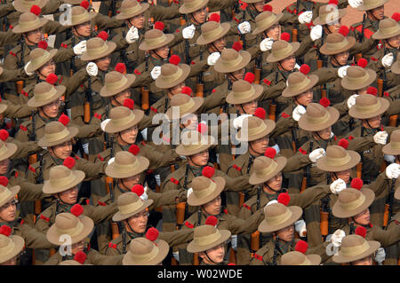 Indische Soldaten nehmen Sie Teil in Indiens 59th Republic Day Parade, in Neu Delhi am 26. Januar 2008. Der französische Präsident Nicolas Sarkozy (nicht abgebildet) ist Ehrengast bei der indischen Republik Day Parade wie Neu-Delhi seine neuesten militärischen Hardware einschließlich der nuklearen-fähigen Raketen präsentiert. (UPI Foto) Stockfoto