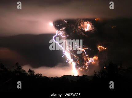 Der Chaiten Vulkan ausbricht bei Sturm mitten in der Nacht am 3. Mai 2008 in Chaiten, Chile. Der Chaiten Volcano, etwa 800 Kilometer südlich der Hauptstadt Santiago, ruhend betrachtet wurde, da es nicht für Hunderte von Jahren ausgebrochen war. Tausende von Menschen aus der Region evakuiert werden. (UPI Foto/Carlos Gutierrez) Stockfoto