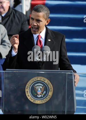 Präsident Barack Obama seine Antrittsrede, nachdem er in der 44. Präsident der Vereinigten Staaten vereidigt auf der West Stufen des Kapitols am 20. Januar 2009. UPI/Pat Benic Stockfoto