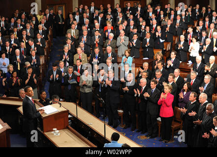 Präsident Barack Obama erhält eine standing ovation, als er eine gemeinsame Sitzung des Kongresses auf dem Capitol Hill in Washington am 24. Februar 2009 Adressen. Obama erhielt zahlreiche stehende Ovationen, als er seinen Wirtschaftsplan für das Land erläutert. UPI/Pat Benic Stockfoto