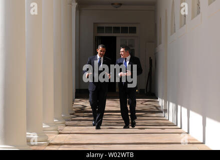 Us-Präsident Barack Obama (L) geht mit dem britischen Premierminister Gordon Brown nach einem Treffen im Oval Office im Weißen Haus in Washington am 3. März 2009. UPI/Kevin Dietsch Stockfoto