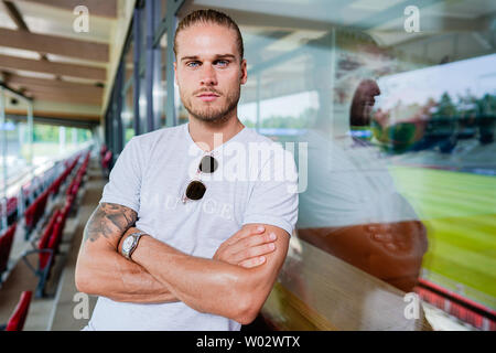 Sandhausen, Deutschland. 25. Juni 2019. Rurik Gislason, Spieler der zweiten Abteilung Fußball SV Sandhausen, steht auf dem Stadion Haupttribüne. Gislason vom SV Sandhausen wurde Weltberühmt vor einem Jahr. Nicht weil er lieferte sensationelle Leistungen für Island bei der WM in Russland, aber wegen seines Aussehens. (Dpa' ein Jahr nach dem Hype: Das neue Leben der "schön" rurik Gislason') Credit: Uwe Anspach/dpa/Alamy leben Nachrichten Stockfoto