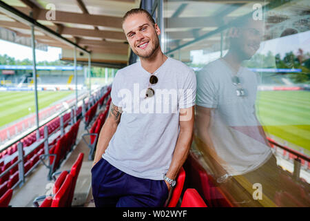 Sandhausen, Deutschland. 25. Juni 2019. Rurik Gislason, Spieler der zweiten Abteilung Fußball SV Sandhausen, steht auf dem Stadion Haupttribüne. Gislason vom SV Sandhausen wurde Weltberühmt vor einem Jahr. Nicht weil er lieferte sensationelle Leistungen für Island bei der WM in Russland, aber wegen seines Aussehens. (Dpa' ein Jahr nach dem Hype: Das neue Leben der "schön" rurik Gislason') Credit: Uwe Anspach/dpa/Alamy leben Nachrichten Stockfoto