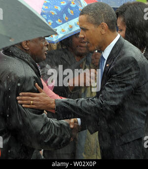 Us-Präsident Barack Obama begrüßt die Familienangehörigen der Opfer und andere Gäste im Regen nach einer Zeremonie am Pentagon's Memorial 9-11 Kennzeichnung den achten Jahrestag der Terroranschläge, in Arlington, Virginia, 11. September 2009. UPI/Roger L. Wollenberg Stockfoto