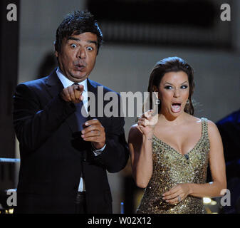 Darsteller George Lopez und Eva Longoria Parker host a White House Musik Serie "Fiesta Latina" mit US-Präsident Barack Obama auf dem South Lawn in Washington am 13. Oktober 2009. UPI/Alexis C Glenn Stockfoto