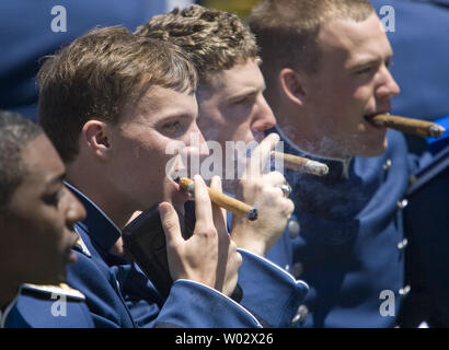 Studium Kadetten die Zigarren brechen, nachdem ihre Diplome erhalten während der 2009 United States Air Force Academy Abschlussfeier in Colorado Springs, Colorado am 27. Mai 2009. UPI/Gary C. Caskey Stockfoto