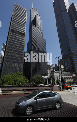 Der 110-geschichte Willis Tower erhebt sich über der Straße in Chicago am 16. Juli 2009. Die in London ansässige Willis Group Holdings gesichert die Namensrechte an der höchste Wolkenkratzer der Nation, die früher als Sears Tower bekannt, als Teil seiner Vereinbarung 140.000 Quadratmeter Bürofläche im Gebäude zu mieten. Die ikonische Struktur, die die Skyline von Chicago beherrscht hat seit seinem Bau im Jahre 1973, offiziell in einer Donnerstag Zeremonie umbenannt wurde. UPI/Brian Kersey Stockfoto