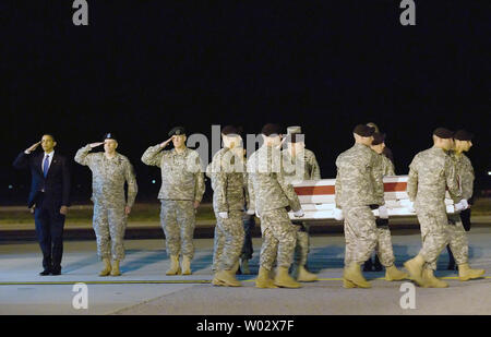 Von links, US-Präsident Barack Obama, Assistant Judge Advocate General der US-Armee Generalmajor Daniel V. Wright und Brig. Gen. Michael S. Repass, kommandierender General der US Army Special Operations Command, Ehren machen, als ein Team von Soldaten tragen die Überreste von Sgt. Dale R. Griffin während einer würdevollen Zeremonie Übertragung in Dover Air Force Base, Virginia am 29. Oktober 2009. Greif, der auf das erste Bataillon zugeordnet war, 17 Infanterie Regiment, 5 Stryker Brigade Combat Team, 2 Infanterie Division, wurde in der Tätigkeit am 27. Oktober 2009 ums Leben, durch eine Straßenrandbombe in der Provinz Kandahar von Afghanischen Stockfoto