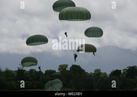 Franzosen, Briten, Deutschen und US-amerikanischen Fallschirmjäger Fallschirm über Ste.-Mere-Eglise, Frankreich Am 6. Juni 2009. Die fallschirmjäger Springen zu Ehren der 65. Jahrestag des D-Day Invasion in der Normandie. Ste.-Mere-Eglise ist der Bereich, den meisten bekannt als Erste französische Stadt durch alliierte Truppen befreiten während des Zweiten Weltkrieges. UPI/Alfredo Barraza jr./USA. Armee Stockfoto