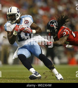 Houston Texans cornerback Dunta Robinson (R) greift auf Tennessee Titans rookie wide receiver Kenny Britt (L) Jersey ihn in der ersten Hälfte zu im Reliant Stadion in Houston, Texas am 23. November 2009. UPI/Aaron M. Sprecher Stockfoto