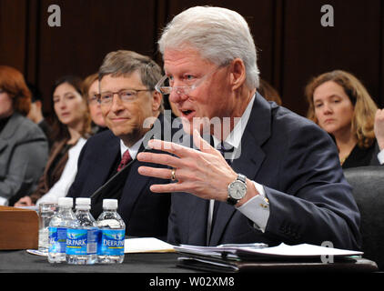 Der ehemalige Präsident Bill Clinton (R), der Vorsitzende der William Clinton Foundation, und Bill Gates, Ko-Vorsitzender der Bill und Melinda Gates Stiftung, Zeugen auf den Aufbau von Erfolg und eine neue Richtung in der globalen Gesundheit, in Washington am 10. März 2010. UPI/Kevin Dietsch Stockfoto