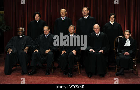 Die Richter des Supreme Court der Vereinigten Staaten sitzen für eine formelle Gruppe Foto im Osten Konferenzraum der Oberste Gerichtshof in Washington am 8. Oktober 2010. Die Richter (vordere Reihe von links) Clarence Thomas, Antonin Scalia, John G. Roberts (Chief Justice), Anthony Kennedy, Ruth Bader Ginsburg; (hintere Reihe von links) Sonia Sotomayor, Stephen Breyer, Sameul Alito und Elena Kagan, das neueste Mitglied des Hofes, vor. UPI/Roger L. Wollenberg Stockfoto