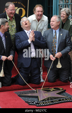 Sänger, Komponist und Songwriter Randy Newman (C) reagiert während einer enthüllungsfeier ihn ehrt mit dem 2.411 th Stern auf dem Hollywood Walk of Fame vor dem historischen Musso & Frank Grill in Los Angeles am 2. Juni 2010. UPI/Jim Ruymen Stockfoto