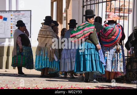 Cholitas in der Basílica de Nuestra Señora Kirche in Copacabana, Bolivien Stockfoto