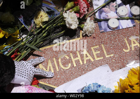 Auf dem Jahrestag der 'King of Pop' Tod, Fans besuchen Sie Michael Jacksons Stern auf dem Hollywood Walk of Fame in Los Angeles, Kalifornien am 25. Juni 2010. UPI/Phil McCarten Stockfoto