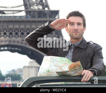 Sharlto Copley kommt auf den Champs de Mars vor dem Eiffelturm bei einem Fotoshooting für den Film "Das A-Team" in Paris am 14. Juni 2010. UPI/David Silpa Stockfoto
