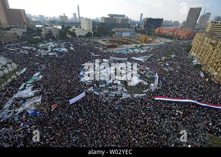 Ägyptische regierungsfeindlichen Demonstranten versammeln sich auf dem Tahrir-Platz in Kairo in Ägypten am 8. Februar 2011, wie sie ihre nationale Flagge am 15. Tag der Proteste gegen das Regime von Präsident Hosni Mubarak. UPI Stockfoto