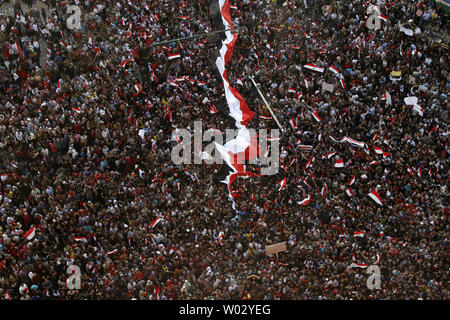 Ägypter feiern die eine Woche Jahrestag der Sturz des ehemaligen Präsidenten Hosni Mubarak in Tahrir-platz, Kairo, Ägypten, 18. Februar 2011. Tausende von Ägypter verpackt Tahrir Platz für einen Tag des Gebets und der Feier der Sturz des langjährigen leader Hosni Mubarak zu markieren. UPI Stockfoto