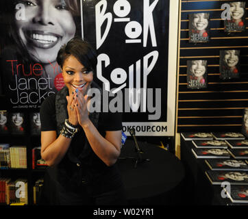 Sängerin Janet Jackson besucht eine Autogrammstunde ihr neues Buch zu fördern Wahre Sie: ein Führer zu finden und Lieben Sie sich, buchen Sie Suppe in West Hollywood, Kalifornien am 15. April 2011. UPI/Jim Ruymen Stockfoto