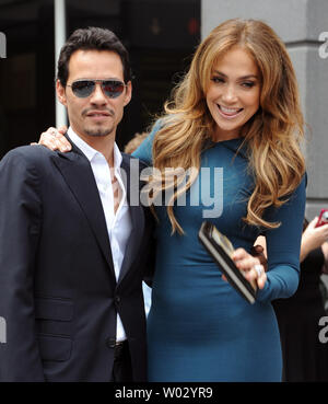 Sängerin und Schauspielerin Jennifer Lopez und ihrem Ehemann, dem Sänger Marc Anthony besuchen eine enthüllungsfeier ehren Unterhaltung Produzenten und Schöpfer der 'American Idol' Simon Fuller mit dem 2.441 st Stern auf dem Hollywood Walk of Fame in Los Angeles am 23. Mai 2011. UPI/Jim Ruymen Stockfoto