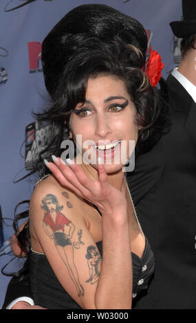 Die britische Sängerin Amy Winehouse wurde tot in ihrem Haus am 23. Juli in London 2011 gefunden. Sie war 27. Sie ist bei den MTV Movie Awards in Los Angeles, Kalifornien am 3. Juni 2007 gezeigt. UPI/Jim Ruymen/Dateien Stockfoto