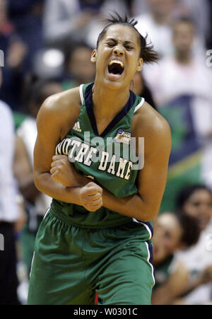 Notre Dame Fighting Irish guard Skylar Diggins feiert nach dem Sieg über den Connecticut Huskies 72-63 in den letzten Vier Halbfinale 27 Spiel NCAA Frauen bei Conseco Fieldhouse in Indianapolis am 3. April 2011. UPI/Mark Cowan Stockfoto