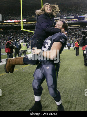 Seattle Seahawks defensiver Craig Terrill feiert mit seiner Frau nach ihrem 41-36 über die verteidigenden Superschüsselmeister New Orleans Saints in der NFC's Wild win-Karte Endspiel Spiel am Samstag, den 8. Januar 2011 in der Qwest Field in Seattle. (UPI/Jim Bryant) Stockfoto