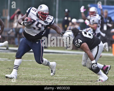 New England Patriots 325 Pfund Nase Gerät Vince Wilfork (75) spielt wieder, wie er gerade arme Oakland Raiders Zentrum Samson Satele (64) Nach der Ernte eines Jason Campbell Pass im vierten Quartal am Kolosseum in Oakland, Kalifornien am 2. Oktober 2011. Die Patrioten besiegt die Räuber 31-19. UPI/Terry Schmitt Stockfoto