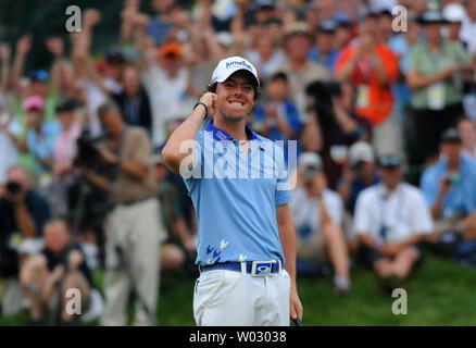 Von Nordirland Rory McIlroy Lächeln und jubilates nach seinem letzten Schlag und Gewinnen der 2011 US Open Golf Meisterschaft am Congressional Country Club in Bethesda, Maryland, die am 19. Juni 2011. McIlroy einen Rekord zu gewinnen mit einem 16-unter-par Score. UPI/Pat Benic Stockfoto