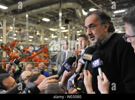 Chrysler Group Chairman und CEO Sergio Marchionne spricht mit Reportern, nachdem eine Veranstaltung im Montagewerk Belvidere Chrysler am 2. Februar 2012 in Belvidere, Illinois. Chrysler angekündigt Donnerstag, daß es 1800 Arbeitsplätze und eine dritte Mannschaft zur belvidere Anlage hinzufügen würde, von denen 500 wird speziell hinzugefügt werden, um die neuen Dodge Dart zu produzieren. UPI/Brian Kersey Stockfoto