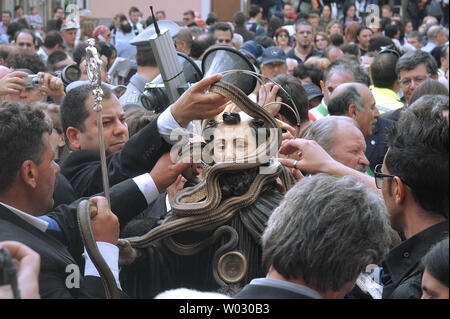 Eine Statue des hl. Domenico, durch lebende Schlangen umgeben, von Anbetern gehalten während der Prozession das jährliche St. Domenico's in den Straßen von Cocullo, Italien, am 1. Mai 2012. Die Prozession wird jedes Jahr am ersten Mai statt. St. Domenico wird geglaubt, der Schutzpatron für Menschen, die von Schlangen gebissen worden zu sein. UPI/Stefano Spaziani Stockfoto