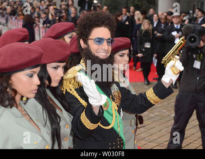 Englisch Schauspieler Sacha Baron Cohen als Admiral Allgemeine Aladeen besucht die Weltpremiere von "Der Diktator" in der Royal Festival Hall in London am 10. Mai 2012. UPI/Paul Treadway Stockfoto