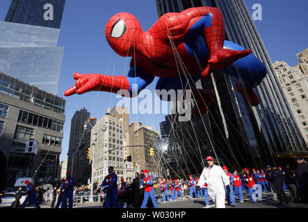 Die Spiderman Ballons schwebt die Paradestrecke in der Macy 86th jährliche Thanksgiving Day Parade in New York City am 22. November 2012. UPI/John angelillo Stockfoto