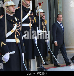 Der französische Präsident Francois Hollande erwartet die Ankunft der israelische Ministerpräsident Benjamin Netanjahu im Elysee-palast in Paris am 31. Oktober 2012. Die beiden Regierungschefs härtere Sanktionen gegen den Iran wegen seines Atomprogramms zu diskutieren. UPI/David Silpa Stockfoto